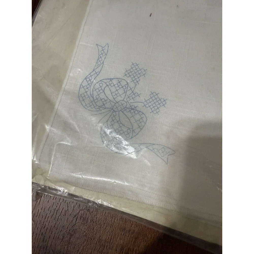 Bucilla Vintage Embroidery Country Wreath Set of 4 Napkins New